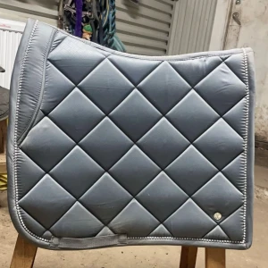 Ps schabrak  - Dressyr schabrak med glitterkant, nypris 999kr. endast använd 2-3ggr. Cob storlek men upplever som full.  Huvan på bilden är från hkm och kan köpas till för 50kr