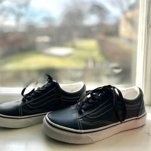 Vans old skool  - Vans old skool i läder. Fint skick! Knappt använda.  Storlek 38 (women US 7.5, men US 6)