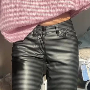 Läder byxor - Hej! Säljer dessa läder byxorna ifrån lager 157. Säljer då de ej kommer till användning. De är raka i benen. Skriv för fler bilder. Bilder lånade ❤️