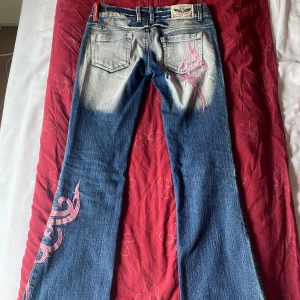 Super snygga lowwaisted bootcut jeans med rosa detaljer - Det va mina favorit jeans men passar inte längre så säljer dem! Dem är väldigt lowwaisted så perfekt om man gillar det påminner lite om miss me jeans🩷
