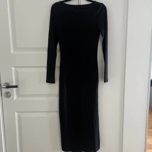 Fin klänning med slit - Fin vardagsklänning med slits, aldrig använd 