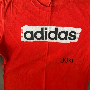 T-shirt Adidas - Fint skick och färg. 
