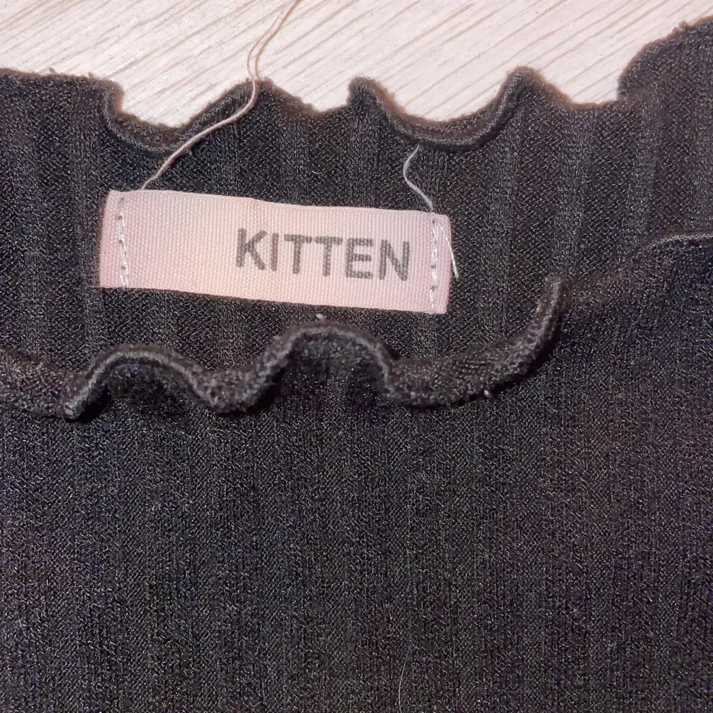 Säljer min svarta långärmade tröja då jag aldrig använder den längre. Vet inte storleken men passar mig som har XS ❤️ pris går att diskutera ❤️. Tröjor & Koftor.