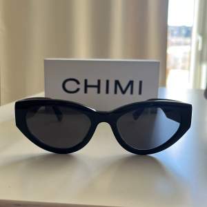 Chimi solglasögon i modellen 06. Endast provade och därför som ny. Originalbox.