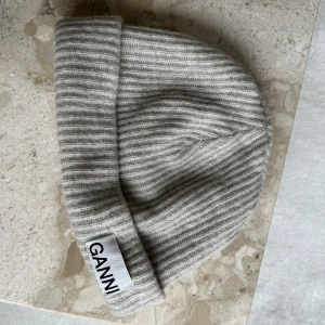 GANNI mössa  - Mössa från GANNI i färgen grå. Använd ytterst sällan. Bra skick. Köpt för 849kr på GANNIS hemsida. 