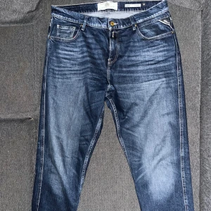 Replay jeans - Replay jeans i storlek 34/34. Modellen heter sandot och är lite lösare än anbass men sitter precis som anbass om du har lite köttigare ben.
