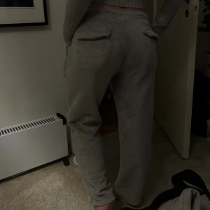 Mjukisbyxor - Gråa mjukisbyxor. Från Tallie i Gbg. 