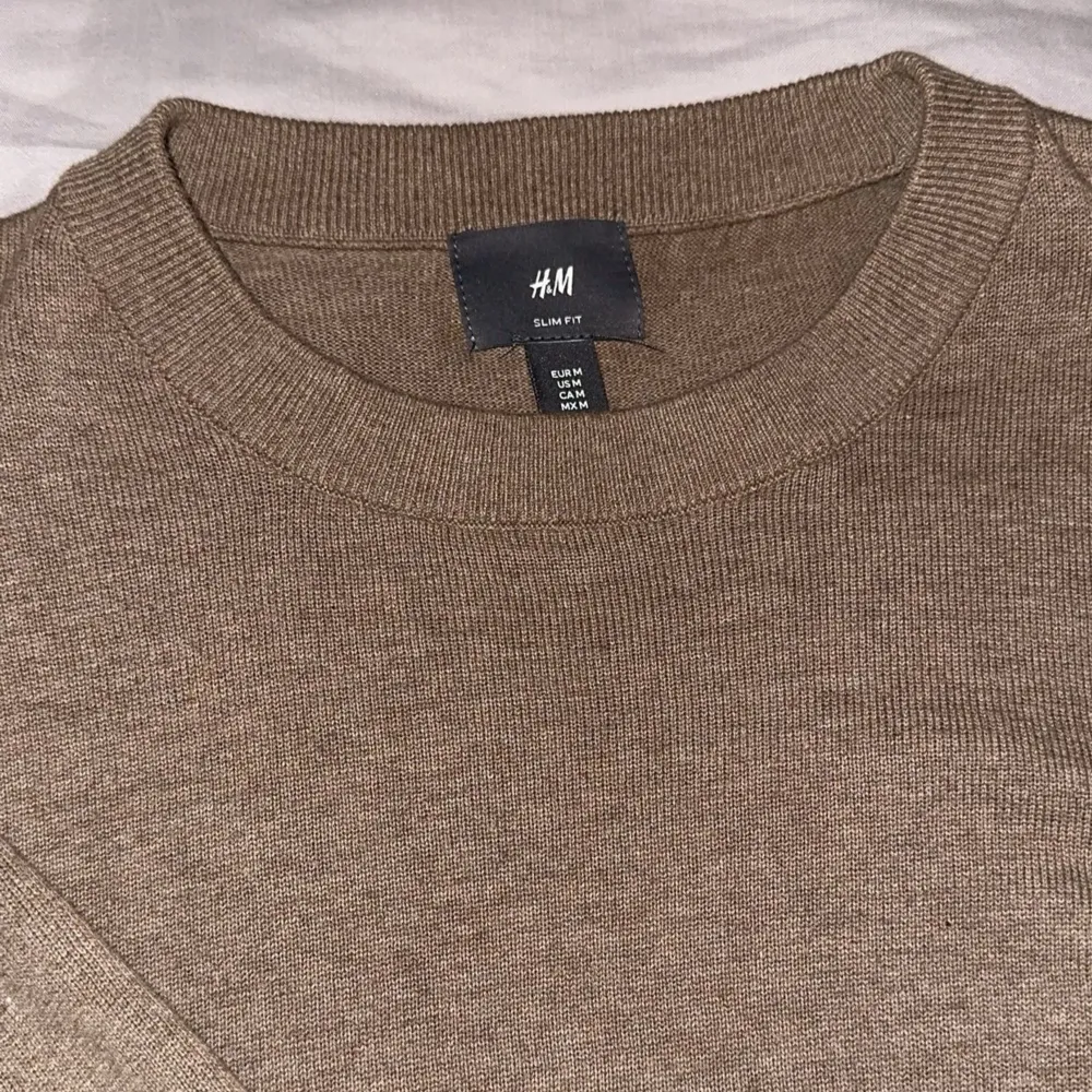 Säljer nu min stickade H&M tröja i merino ull. Den är i riktigt bra skick. Storlek M. Sitter perfekt, varken för slim eller relaxed. Fler frågor och bilder i DM.. Tröjor & Koftor.