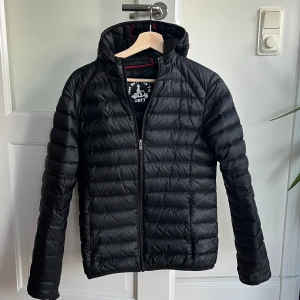 Jott jacka - Säljer min Jott jacka i grymt skick, har bara en jätteliten lagning på ena armbågen (syns inte) | Perfekt till våren | Dm för frågor!