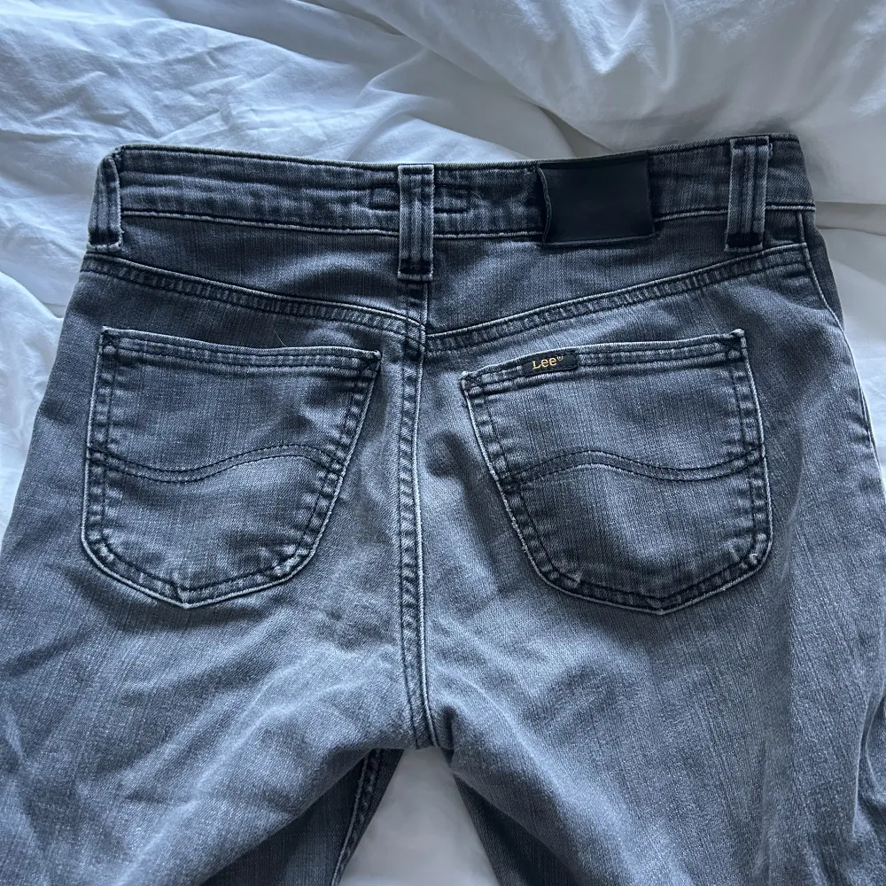 Lågmidjade jeans från lee som både är för långa och för stora för mig 👌. Jeans & Byxor.