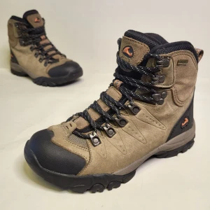 Viking Gore-Tex Kängor Storlek 38 Vandringsskor Skor Beige - 14 dagars ångerrätt! Skick: Skorna är i utmärkt skick. Inga hål på utsidan eller insidan. Ingen illa lukt. Hör av dig om du har några frågor! Tack för att du tittade! 