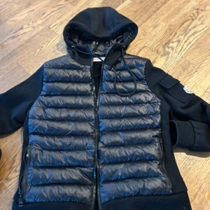 Moncler cardigan  - Har använt den några gånger men den har inga skador. Det är inga repor eller hål i den och den ser ut som ny 