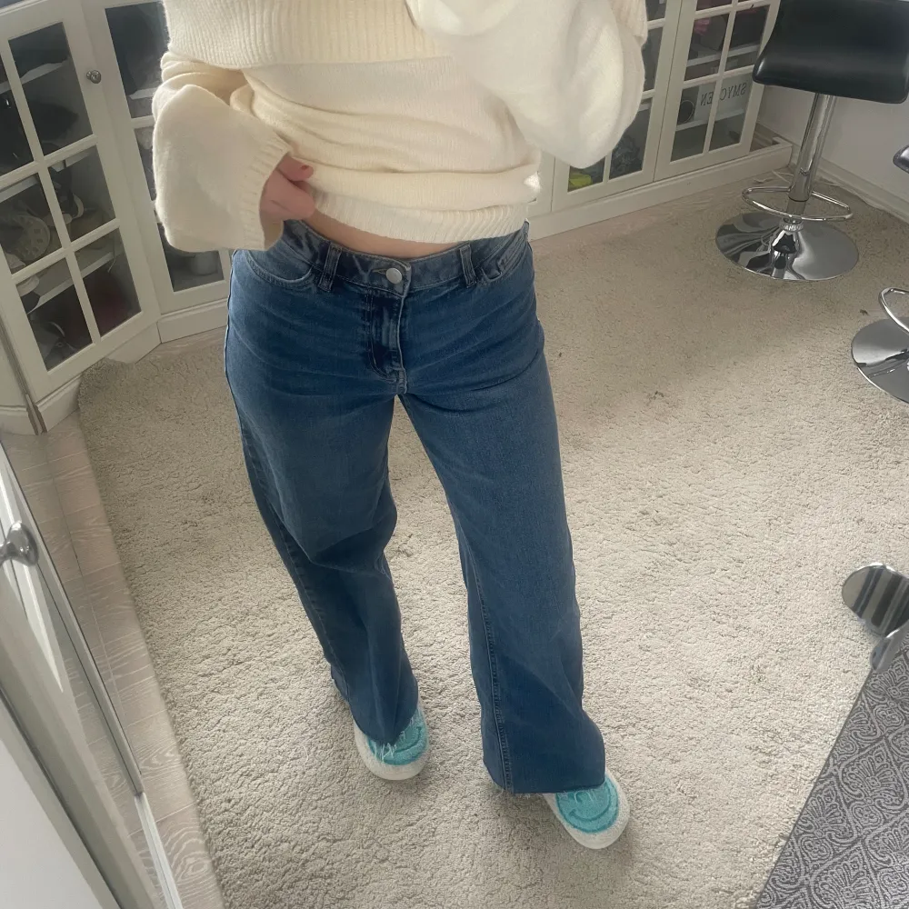 Vida jeans från Lindex i storlek 170 men passar XS och mig som är 162 cm❤️. Jeans & Byxor.