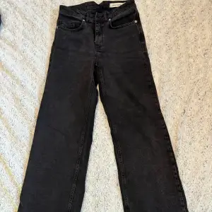 Jeans från Carin Wester i en svart/grå tvätt i wide leg modellen ”Brooke”. Fint skick 🤍Strl 34/XS