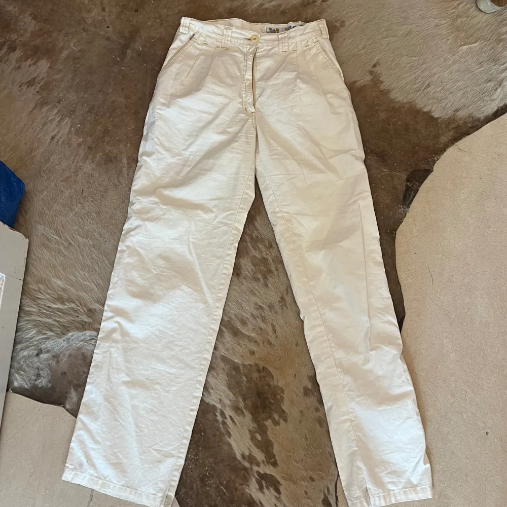 Vintage 70 tals byxor från hm som sitter skit snyggt.  Säljer då de blivit för små... Jeans & Byxor.