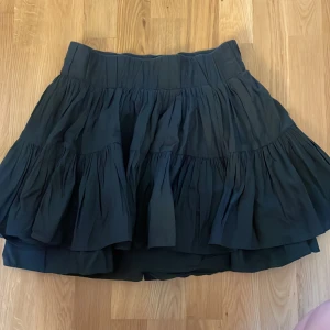 Volangkjol - Jättefin svart volangkjol som tyvärr inte kommer till användning💘