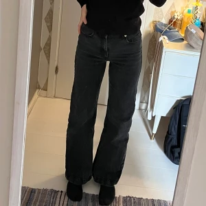 Carin Wester bootcut jeans - Skitsnygga svarta Carin Wester bootcut jeans i storlek 36. Bekväma normalmidjade och i gott skick. Jag säljer då de tyvärr blivit för små på mig. Jeansen har en snygg kant längst ned på byxbenen.