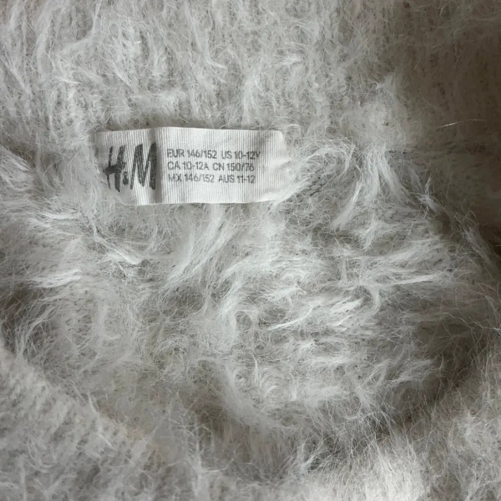 Fin fluffig tröja köpt på vinted, men från H&M❤️ säljer billigt då den inte kommer användas längre. Tröjor & Koftor.