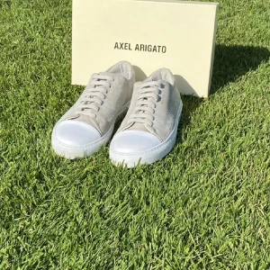 Axel arigato - Säljer mina sköna Axel arigato skor som är helt slutsålda och dem produceras inte längre💯 Skick 6/10! Använt dom i en hel sommar💯Perrfekta inför sommaren☀️ Nypris: 2250kr Mitt pris: 1999kr! Hör av dig vid minsta fråga eller fundering🤗