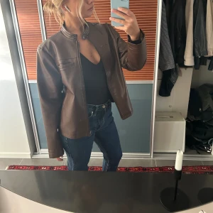 Skinnjacka - Skit snygg brun skinnjacka perfekt nu till våren/sommaren. Jättefint skick, köpt förra året 🧡