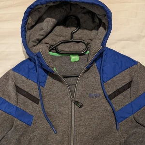 Boss tröja - En väldigt speciell o sällsynt boss tröja  Skick 9/10 väldigt fräsch och fin.  Storlek S  Ny pris 2299kr 