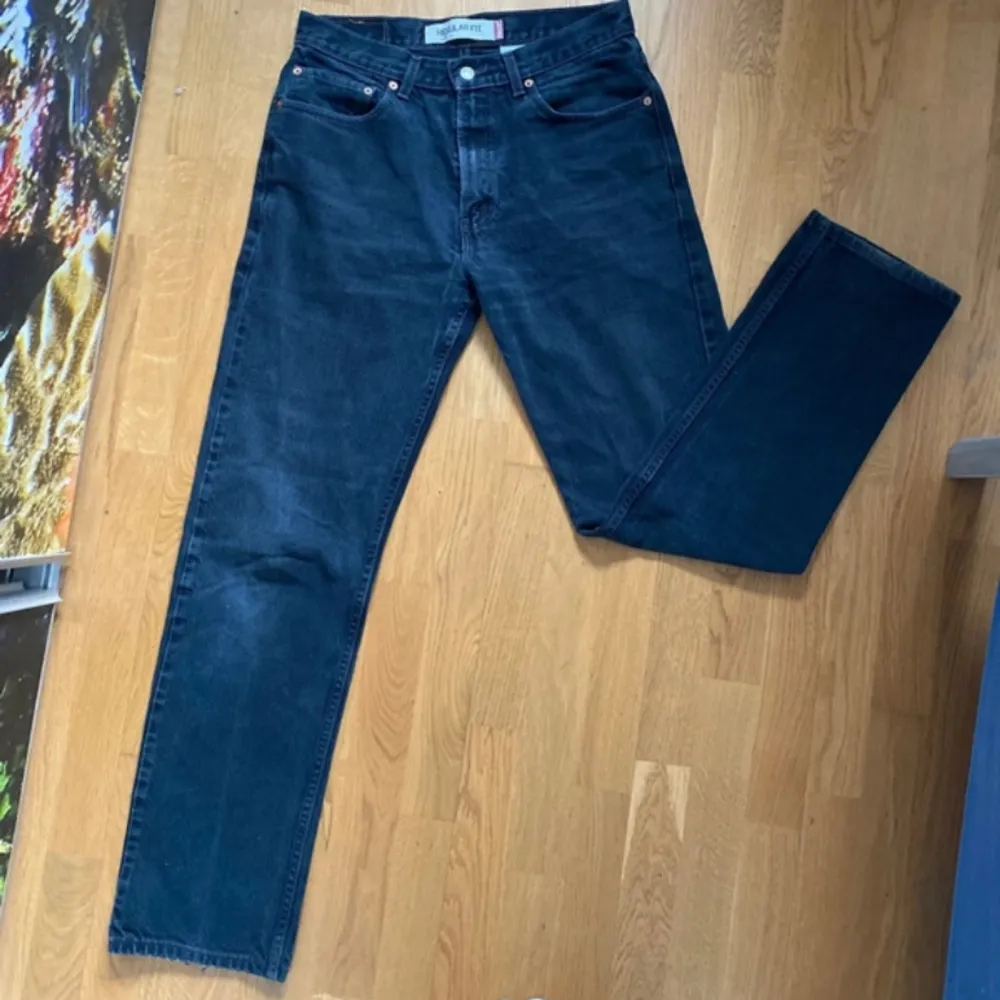 Säljer dessa svarta Levis jeansen! Midjemått 40 cm innerbenslängd 81 cm. Jeans & Byxor.
