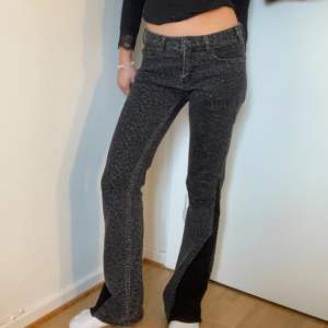 Lågmidjade utsvängda leopard jeans midja-76cm inerben-78cm
