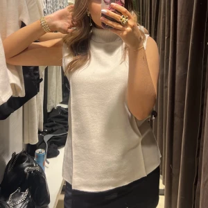 Polotopp - Säljer denna topp från zara då den tyvärr inte kommer till användning. Endast använd 1 gång. Superfin och passar både till vardag och middag🙌🏻