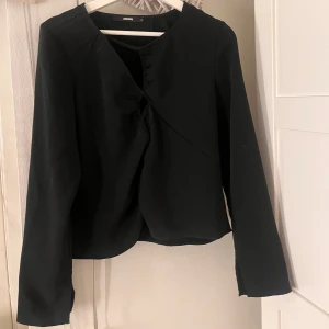 Blus - Superfin topp från Bikbok i superfint skick!! 