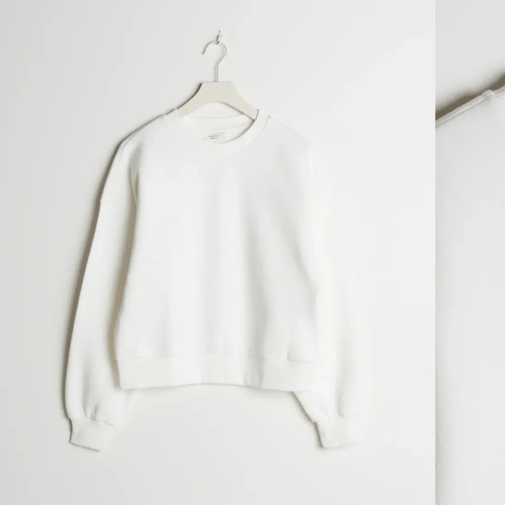 Basic vit sweatshirt ifrån Gina tricot i storlek S, som jag aldrig använder längre!😍 . Hoodies.