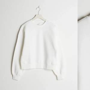 Basic vit sweatshirt ifrån Gina tricot i storlek S, som jag aldrig använder längre!😍 