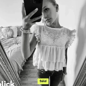 Zara topp med volang   - Så fin och trendig volangtopp från Zara i storlek M, men sitter som en S💓💓 skriv för egna bilder 🥰