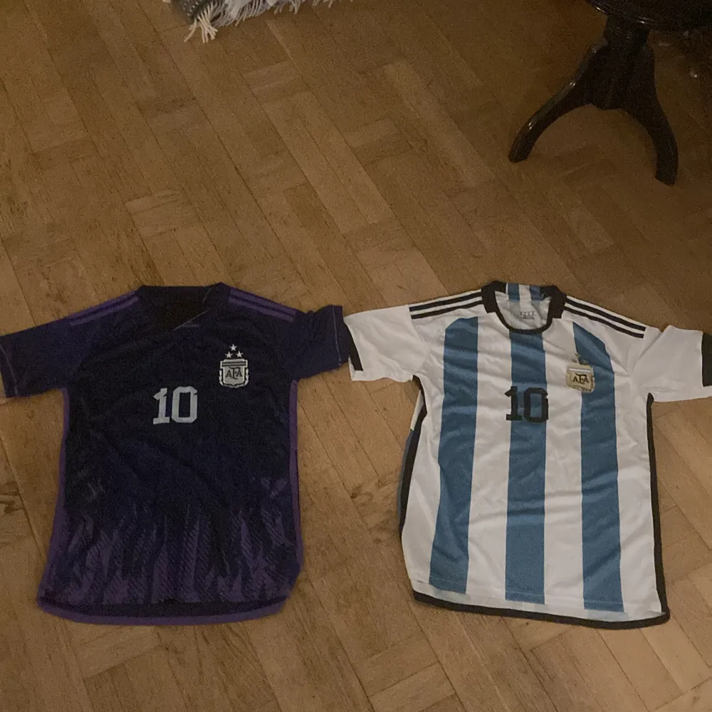 Säljer två stycken helt nya Messi tröjor. Den blåa i storlek S och den vita i storlek S/M. Två stycken för 500kr. En st för 300kr. Priserna kan diskuteras.. Hoodies.