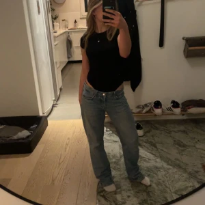 LOW WAIST JEANS - as snygga low waist jeans! 💗säljer då de är ganska för stora för mig . Lite slitna allra längst ner vid benen, inget man tänker på eller syns 💗annars inga defekter