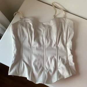 Korsett - Så snygg korsett från HM! Säljer då den är för stor för mig. Passar allt från Xs-L då man kan justera snörena efter sin egen kropp. Avtagbara axelband. Dragkedja på sidan. 150kr + frakt. Skriv privat för fler frågor eller bilder! 🤍