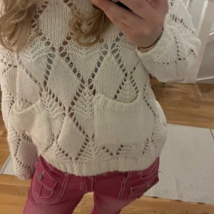 Söt stickad🤍 - Vekrligen supersöt men kommer tyvärr inte till användning🩷najs detaljer med fickorna