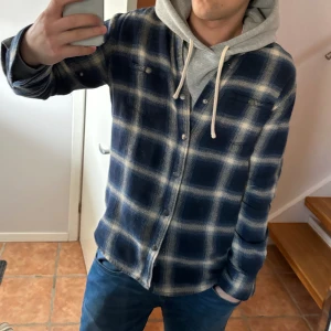 Skit fet flannel skjorta - Säljer denna skifteta och trendiga flannelskjorta som är super efterfrågad. Den är i storlek L men jag har M och använder den som en overshirt elle vanlig skjorta