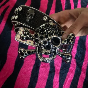 Dödskalle bälte  - as coolt Skelett skärp jätte bra skick och bra kvalitet man kan göra fler hål ifall det behövs 