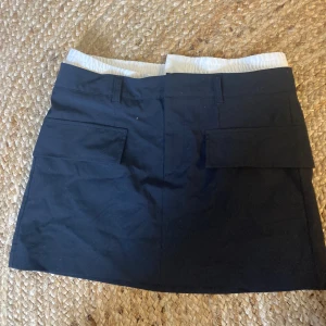 Cargo skirt - En lågmidjade cargo kjol i marinblått. Storlek M. Säljes då den är aningen för stor.