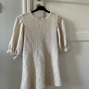 Topp med öppen rygg - Säljer denna supersöta toppen men öppen rygg, från Mango! Köpt för ett par år sen men knapp använd!💗💗 Obs frakt ingår inte!