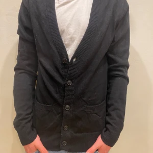 Kofta H&M - Kofta H&M Modell: 184cm & väger 84kg  Skick: allmänt använd, lite nopprig  Färg: svart  Material: ull, polyamid 