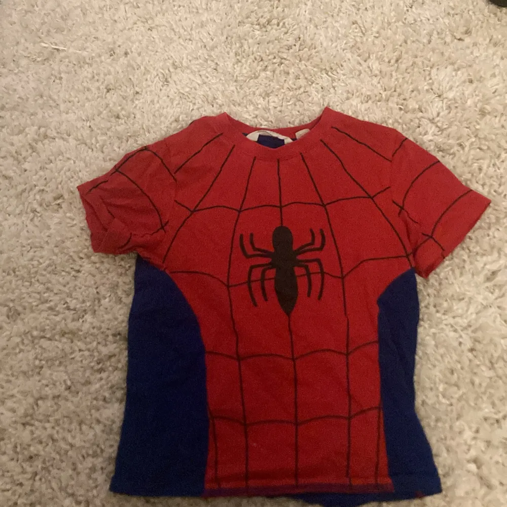 Spiderman tröja köpt från Hm för ca 180, som tyvär inte kommer till användning längre, pris kan diskuteras💗💗barn strl men passar mig som är 162💗. T-shirts.