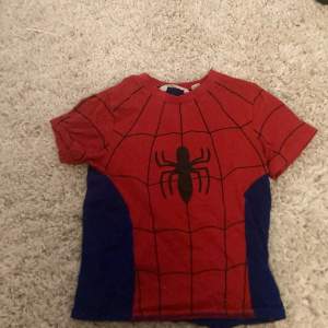 Spiderman tröja köpt från Hm för ca 180, som tyvär inte kommer till användning längre, pris kan diskuteras💗💗barn strl men passar mig som är 162💗