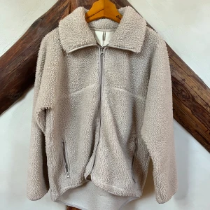 Fluffig jacka från Arket - Fluffig jacka från Arket i strl S, använts en del men är i fint skick. 200kr