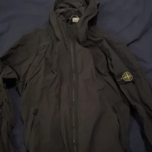 Stone island vindjacka  - En mycket fin Stone Island vindjacka i perfekt skick. Nypris 6700