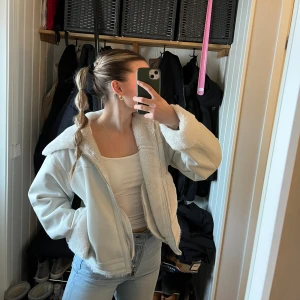 Jacka - Helt ny jacka från NA-KD. Endast testad. Så otroligt skön och fluffig🥰 Str 34 men är stor i storleken.  Köpt för 1199