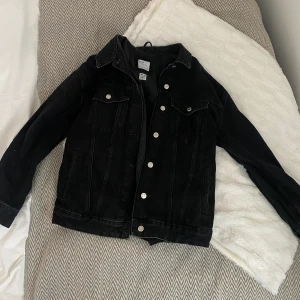 Oversize jeansjacka  - Svart oversize jeansjacka från Bershka i strl s. Sparsamt använd.