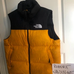 The North Face Nuptse 700. Dunväst.  - The North Face Nuptse Retro 700. Dunväst. Riktigt bra skick! Storlek L. Kan mötas upp centralt i Sthlm. Köpare står för eventuell frakt.