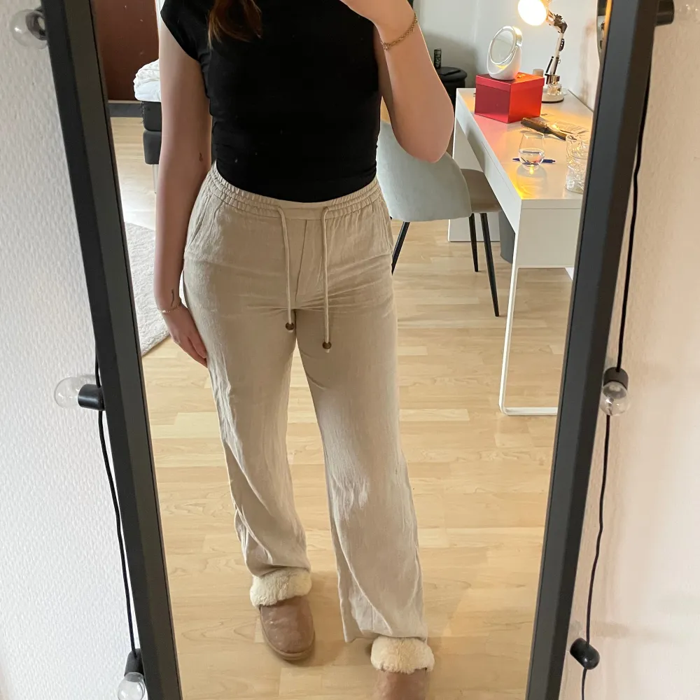 Linnebyxor från Zara Storlek S  Jag är 170cm💕 . Jeans & Byxor.