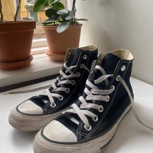Svarta Converse - Svarta Converse i strl 36,5! Sparsamt använda och i mycket bra skick, endast lite av texten på hälen som skavts bort (se bild)! Köpta för 699, priset kan diskuteras!